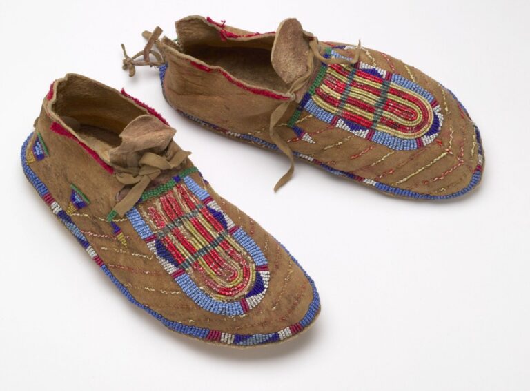 Two-piece moccasins. The ornaments on the instep are embroidered using the QWHH technique (double-bundle). Baťa shoe museum, Toronto.